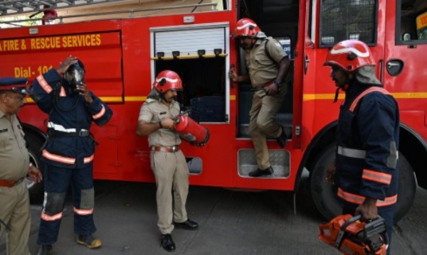 കിണറിന്റെ കൈവരി ഇടിഞ്ഞ് താഴേക്ക് പതിച്ചു;  യുവതിയെ രക്ഷിക്കാൻ ശ്രമിക്കുന്നതിനിടെ ഫയർഫോഴ്സ് ഉദ്യോ​ഗസ്ഥൻ അടക്കം 3 മരണം