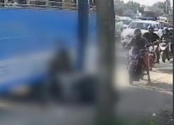 ഭർത്താവിനോടൊപ്പം യാത്ര ചെയ്യുന്നതിനിടെ സ്കൂട്ടർ നിയന്ത്രണം വിട്ട് മറിഞ്ഞു; ബസിനടിയിലേക്ക് വീണ യുവതിക്ക് ദാരുണാന്ത്യം