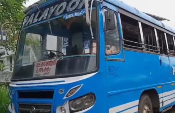 സ്വകാര്യ ബസിലെ കണ്ടക്ടറെ കള്ളക്കേസിൽ കുടുക്കിയെന്ന്  ആരോപിച്ചുള്ള പ്രതിഷേധം ശക്തമാക്കി തൃശൂരിലെ സംയുക്ത തൊഴിലാളി യൂണിയനുകൾ