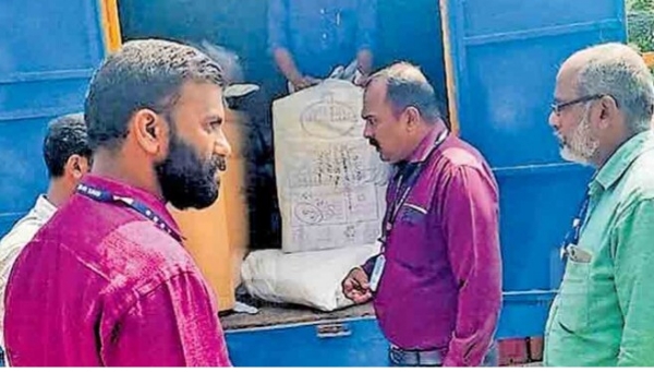 കണ്ണൂർ: കോഴിക്കോട് നിന്നു നിരോധിത പ്ലാസ്റ്റിക് ഉൽപന്നങ്ങളുമായി എത്തിയ വാൻ പിടിച്ചു