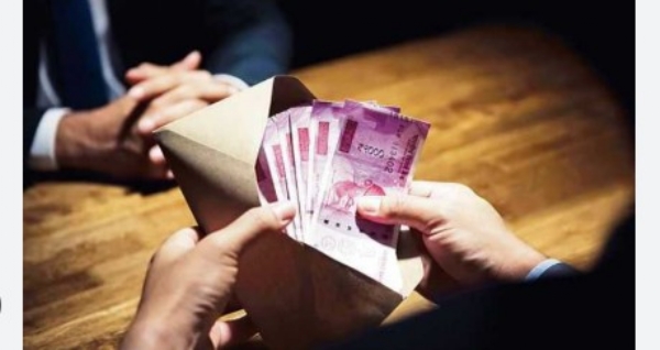 അഭിഭാഷകനോട് കൈക്കൂലി ആവശ്യപ്പെട്ടു; കൊച്ചി കോർപറേഷനിലെ ഉദ്യോഗസ്ഥർ പിടിയില്‍