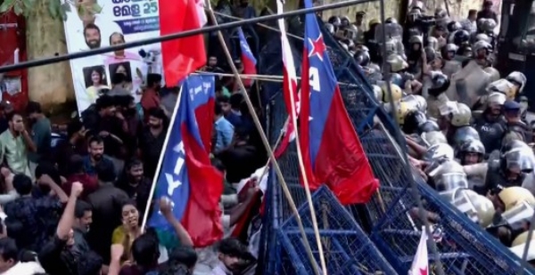 പിഎം ശ്രീ പദ്ധതിയില്‍ ഒപ്പിട്ടതില്‍ പ്രതിഷേധിച്ച് തലസ്ഥാനത്ത് യുവജന സംഘടനകളുടെ ശക്തമായ പ്രതിഷേധ മാര്‍ച്ച്.