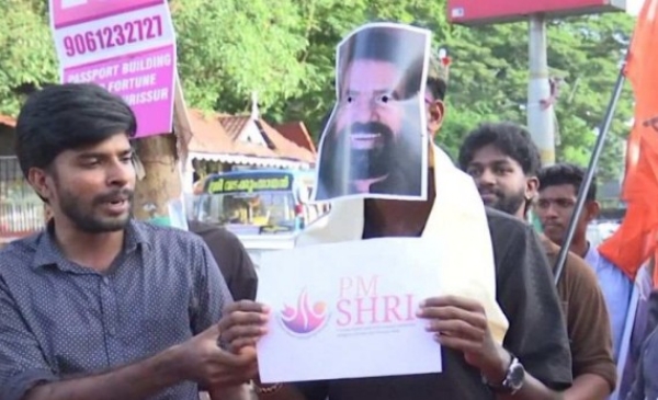 മന്ത്രി വി ശിവൻകുട്ടിയ്ക്ക് എ.ബി.വി.പിയുടെ വക മിഠായിയും പൊന്നാടയും