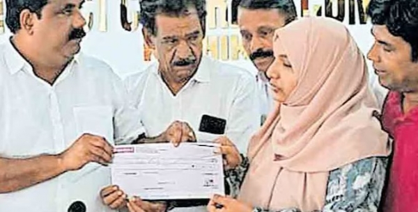 ശസ്ത്രക്രിയയ്ക്കിടെ വയറ്റിൽ കത്രിക കുടുങ്ങിയ സംഭവം: ഹർഷിനയ്ക്ക് പ്രതിപക്ഷ നേതാവിന്റെ ചികിത്സാ സഹായം കൈമാറി