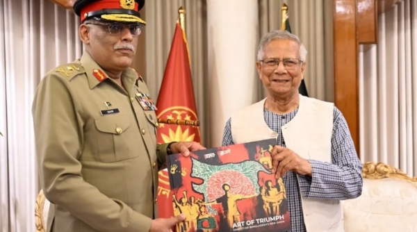 ഇന്ത്യയുടെ വടക്കുകിഴക്കൻ മേഖല ബംഗ്ലാദേശിന്റെ ഭാഗമായി കാണിച്ച പുസ്തകം പാകിസ്ഥാൻ ജനറലിന്  സമ്മാനിച്ച് മുഹമ്മദ്   യൂനുസ്; വിവാദം