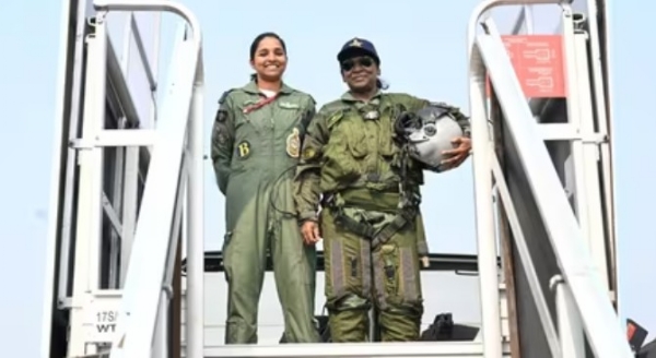 പ്രസിഡന്റ് മുർമുവിനൊപ്പം പാകിസ്ഥാൻ പിടികൂടിയെന്ന് അവകാശപ്പെട്ട റാഫേൽ പൈലറ്റ് പ്രസിഡന്റ് മുർമുവിനൊപ്പം പാകിസ്ഥാൻ പിടികൂടിയെന്ന് അവകാശപ്പെട്ട റാഫേൽ പൈലറ്റ്