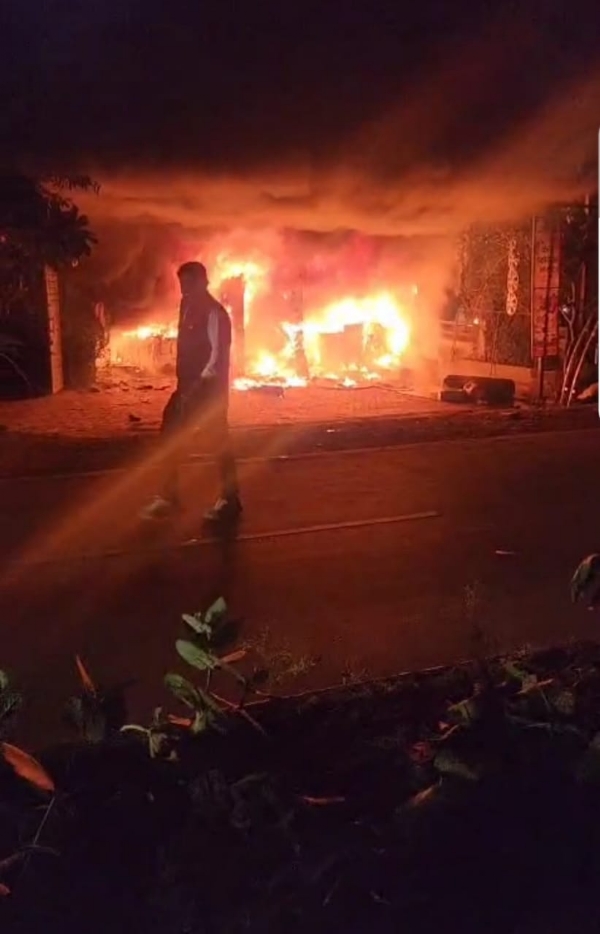 दुकान में लगी भीषण आग, लाखों का नुकसान