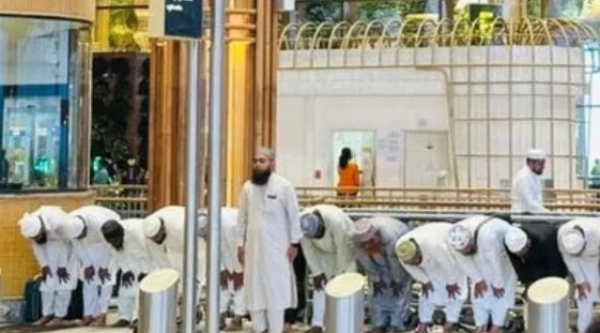 ബെംഗളൂരു വിമാനത്താവളത്തിലെ നമസ്കാരം വിവാദത്തിലേക്ക്; സിദ്ധരാമയ്യയ്ക്കെതിരെ ബിജെപിയുടെ രൂക്ഷ വിമർശനം ബെംഗളൂരു വിമാനത്താവളത്തിലെ നമസ്കാരം വിവാദത്തിലേക്ക്; സിദ്ധരാമയ്യയ്ക്കെതിരെ ബിജെപിയുടെ രൂക്ഷ വിമർശനം