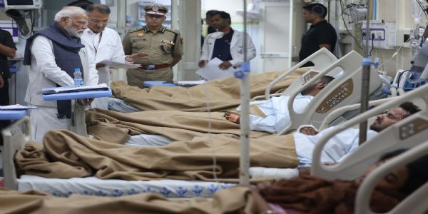 ഭൂട്ടാനില്‍ നിന്ന് പ്രധാനമന്ത്രി നേരെ എത്തിയത് ഡല്‍ഹി സ്‌ഫോടനത്തില്‍ ഇരയായവരെ കാണാന്‍; 20 മിനിറ്റോളം സന്ദര്‍ശനം