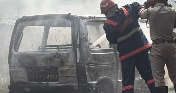 കണ്ണൂർ പൊതുവാച്ചേരി തന്നടയിൽ ഓടിക്കൊണ്ടിരുന്ന കാർ കത്തിനശിച്ചു കണ്ണൂർ പൊതുവാച്ചേരി തന്നടയിൽ ഓടിക്കൊണ്ടിരുന്ന കാർ കത്തിനശിച്ചു