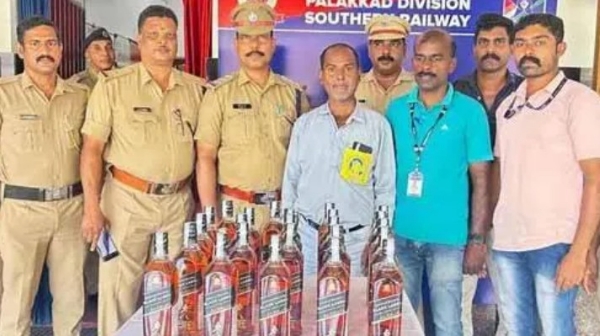 കാസർഗോഡ് വിവേക് എക്സ്പ്രസിൽ 24 കുപ്പി ഇന്ത്യൻ നിർമിത വിദേശമദ്യം പിടികൂടി; ട്രെയിൻ അറ്റൻഡർ അറസ്റ്റിൽ കാസർഗോഡ് വിവേക് എക്സ്പ്രസിൽ 24 കുപ്പി ഇന്ത്യൻ നിർമിത വിദേശമദ്യം പിടികൂടി; ട്രെയിൻ അറ്റൻഡർ അറസ്റ്റിൽ