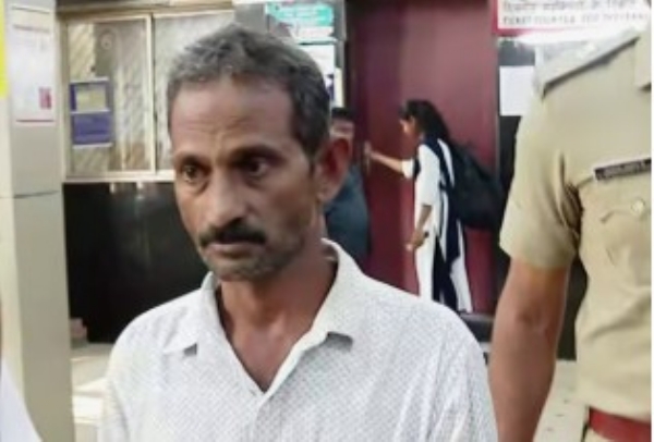 ട്രെയിനിൽ നിന്ന് യുവതിയെ തള്ളിയിട്ട സംഭവം; ഭാവവ്യത്യാസവുമില്ലാതെ എല്ലാം പൊലീസിനോട് വിവരിച്ച് പ്രതി ട്രെയിനിൽ നിന്ന് യുവതിയെ തള്ളിയിട്ട സംഭവം; ഭാവവ്യത്യാസവുമില്ലാതെ എല്ലാം പൊലീസിനോട് വിവരിച്ച് പ്രതി