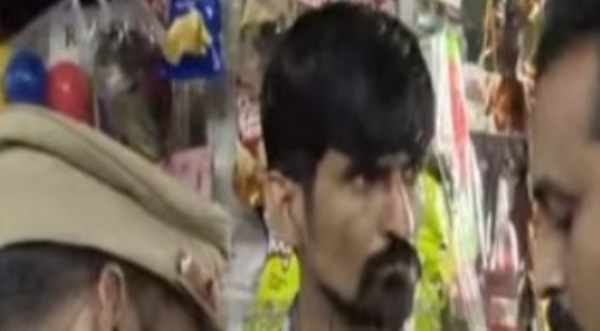 തിരുവനന്തപുരത്ത് വൻ സ്വർണ വേട്ട. ട്രെയിനിൽ കടത്തുകയായിരുന്ന നാല് കോടിയോളം വില വരുന്ന സ്വർണം പിടികൂടി തിരുവനന്തപുരത്ത് വൻ സ്വർണ വേട്ട. ട്രെയിനിൽ കടത്തുകയായിരുന്ന നാല് കോടിയോളം വില വരുന്ന സ്വർണം പിടികൂടി