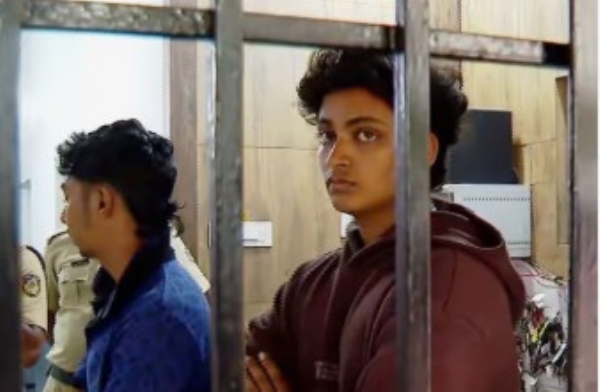 കോഴിക്കോട്, മലപ്പുറം ജില്ലകളിൽ കള്ള നോട്ട് വേട്ട; രണ്ടു വിദ്യാർഥികൾ ഉൾപ്പെടെ 5പേർ പിടിയിൽ കോഴിക്കോട്, മലപ്പുറം ജില്ലകളിൽ കള്ള നോട്ട് വേട്ട; രണ്ടു വിദ്യാർഥികൾ ഉൾപ്പെടെ 5പേർ പിടിയിൽ