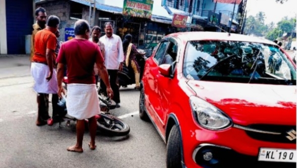 തിരുവനന്തപുരം: മുന്നറിയിപ്പില്ലാതെ റോങ് സൈഡിലെത്തിയ കാറിൽ തട്ടി കൈക്കുഞ്ഞ് അടക്കം ബൈക്ക് യാത്രികർക്ക് പരിക്ക് തിരുവനന്തപുരം: മുന്നറിയിപ്പില്ലാതെ റോങ് സൈഡിലെത്തിയ കാറിൽ തട്ടി കൈക്കുഞ്ഞ് അടക്കം ബൈക്ക് യാത്രികർക്ക് പരിക്ക്