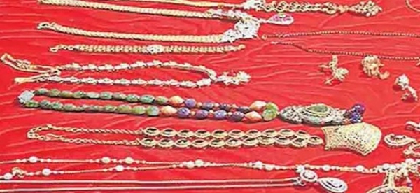 കൊയിലാണ്ടിയിൽ ട്രെയിനിൽ 50 ലക്ഷത്തിന്റെ ആഭരണം കവർന്നു; മണിക്കൂറുകൾക്കകം വീണ്ടെടുത്തു കൊയിലാണ്ടിയിൽ ട്രെയിനിൽ 50 ലക്ഷത്തിന്റെ ആഭരണം കവർന്നു; മണിക്കൂറുകൾക്കകം വീണ്ടെടുത്തു