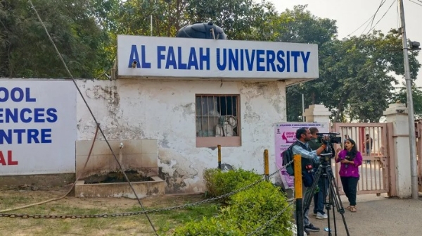 ഡൽഹി സ്ഫോടനക്കേസിലെ അന്വേഷണത്തിനിടെ അൽ ഫലാ യൂണിവേഴ്സിറ്റി സ്ഥാപകൻ ജവാദ് അഹമ്മദ് സിദ്ദിഖിയെ 13 ദിവസത്തേക്ക് ഇ.ഡി. കസ്റ്റഡിയിൽ വിട്ടു. ഡൽഹി സ്ഫോടനക്കേസിലെ അന്വേഷണത്തിനിടെ അൽ ഫലാ യൂണിവേഴ്സിറ്റി സ്ഥാപകൻ ജവാദ് അഹമ്മദ് സിദ്ദിഖിയെ 13 ദിവസത്തേക്ക് ഇ.ഡി. കസ്റ്റഡിയിൽ വിട്ടു.