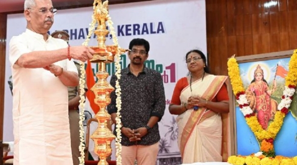 രാജ്ഭവനിൽ വീണ്ടും കാവി കൊടിയേന്തിയ ഭാരതാംബ; കേരളപ്പിറവി ദിനാഘോഷത്തിൽ ചിത്രം ഉപയോഗിച്ച് ഗവർണർ രാജ്ഭവനിൽ വീണ്ടും കാവി കൊടിയേന്തിയ ഭാരതാംബ; കേരളപ്പിറവി ദിനാഘോഷത്തിൽ ചിത്രം ഉപയോഗിച്ച് ഗവർണർ