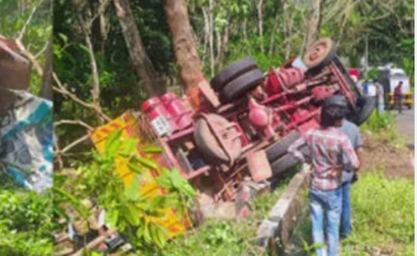 കണ്ണൂരിൽ നിയന്ത്രണം വിട്ട് ലോറി മറിഞ്ഞു; ഒരാൾക്ക് ദാരുണാന്ത്യം കണ്ണൂരിൽ നിയന്ത്രണം വിട്ട് ലോറി മറിഞ്ഞു; ഒരാൾക്ക് ദാരുണാന്ത്യം