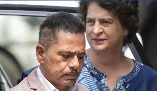 പ്രതിരോധ ഇടപാടുകാരനുമായി ബന്ധപ്പെട്ട കള്ളപ്പണം വെളുപ്പിക്കൽ കേസിൽ റോബർട്ട് വാധ്രക്കെതിരെ ഇ.ഡി. കുറ്റപത്രം സമർപ്പിച്ചു പ്രതിരോധ ഇടപാടുകാരനുമായി ബന്ധപ്പെട്ട കള്ളപ്പണം വെളുപ്പിക്കൽ കേസിൽ റോബർട്ട് വാധ്രക്കെതിരെ ഇ.ഡി. കുറ്റപത്രം സമർപ്പിച്ചു