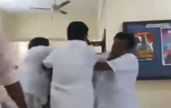 ചോദിച്ച സീറ്റ‌് കിട്ടിയില്ല; കാസർകോട് ഡിസിസി ഓഫീസിൽ കോൺഗ്രസ് നേതാക്കളുടെ തമ്മിൽത്തല്ല്