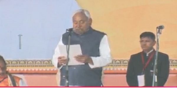ബിഹാര്‍ മുഖ്യമന്ത്രിയായി ചുമതലയേറ്റ് നിതീഷ് കുമാര്‍; സാമ്രാട്ട് ചൗധരിയും വിജയ്കുമാര്‍ സിന്‍ഹയും ഉപമുഖ്യമന്ത്രിമാര്‍