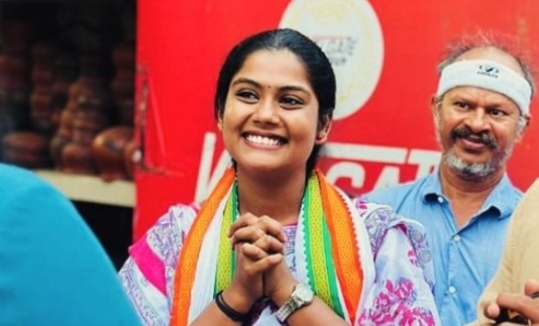 തിരുവനന്തപുരം കോര്പറേഷന് മുട്ടട വാര്ഡിലെ യുഡിഎഫ് സ്ഥാനാര്ഥി വൈഷ്ണ സുരേഷ് നാമനിര്ദേശ പത്രിക സമര്പ്പിച്ചു. തിരുവനന്തപുരം കോര്പറേഷന് മുട്ടട വാര്ഡിലെ യുഡിഎഫ് സ്ഥാനാര്ഥി വൈഷ്ണ സുരേഷ് നാമനിര്ദേശ പത്രിക സമര്പ്പിച്ചു.