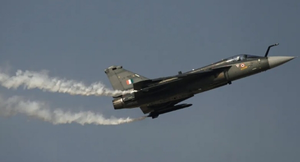 ദുബായ് എയർ ഷോയിൽ ഇന്ത്യൻ വ്യോമസേനയുടെ (IAF) തേജസ് യുദ്ധവിമാനം തകർന്നു വീണു