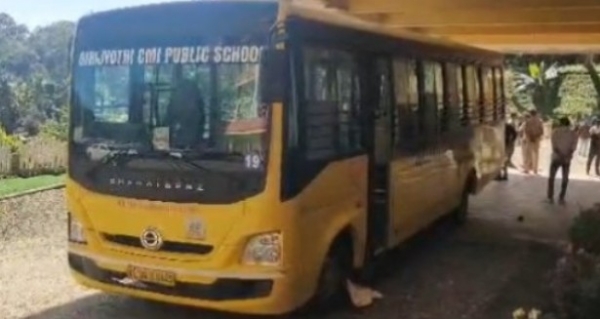 നാല് വയസുകാരി ബസ് കയറി മരിച്ച സംഭവം: സ്കൂളിന് വീഴ്ചയെന്ന് കണ്ടെത്തല്; സ്വമേധയാ കേസെടുത്ത് ബാലാവകാശ കമ്മീഷന് നാല് വയസുകാരി ബസ് കയറി മരിച്ച സംഭവം: സ്കൂളിന് വീഴ്ചയെന്ന് കണ്ടെത്തല്; സ്വമേധയാ കേസെടുത്ത് ബാലാവകാശ കമ്മീഷന്