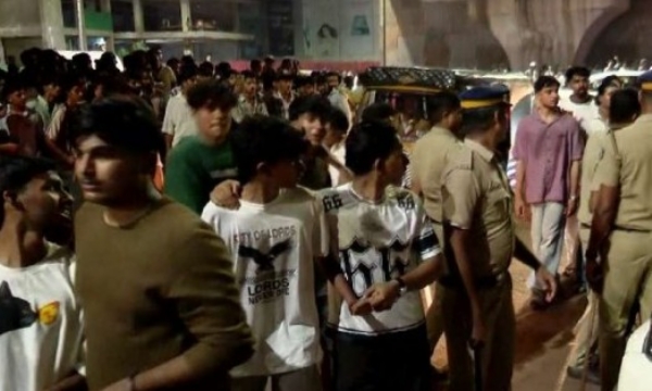 കാസര്കോട് സംഗീത പരിപാടിക്കിടെ തിക്കും തിരക്കും; ഇരുപതിലേറെപ്പേര്ക്ക് പരുക്ക് കാസര്കോട് സംഗീത പരിപാടിക്കിടെ തിക്കും തിരക്കും; ഇരുപതിലേറെപ്പേര്ക്ക് പരുക്ക്