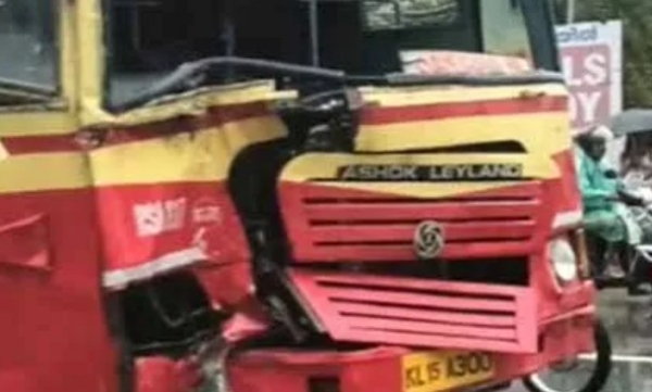 ചങ്ങനാശേരിയിൽ കെഎസ്ആർടിസി ബസുകൾ തമ്മിൽ കൂട്ടിയിടിച്ച് അപകടം; ഡ്രൈവർക്കും യാത്രക്കാർക്കും പരിക്ക്