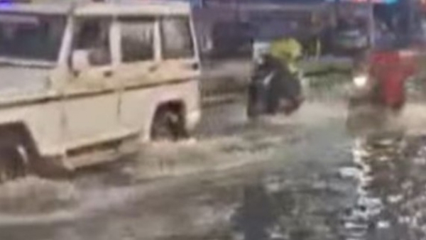 കൊച്ചിയില്‍ കനത്ത മഴ; എം ജി റോഡില്‍ വെള്ളക്കെട്ട്; പല കടകളിലും വെള്ളം കയറി