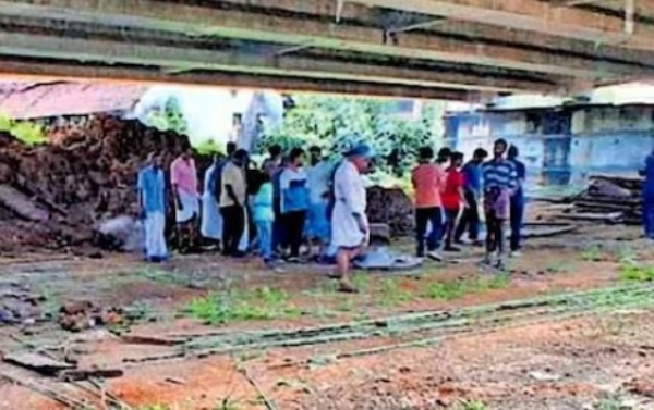 കണ്ണൂർ : ദേശീയപാത നിർമാണം: കുപ്പം പുഴയിൽ തള്ളിയ മണ്ണ് നീക്കം ചെയ്തില്ല; പ്രതിഷേധവുമായി നാട്ടുകാർ