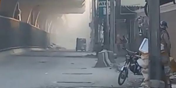 പെഷവാറിലെ അർദ്ധസൈനിക സേനാ ആസ്ഥാനത്ത് ചാവേർ ബോംബാക്രമണം; സുരക്ഷാ ഉദ്യോഗസ്ഥർ ഉൾപ്പെടെ ആറ് പേർ കൊല്ലപ്പെട്ടു