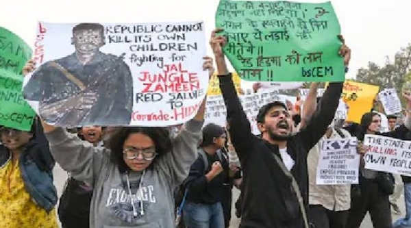 മാദ്‍വി ഹിദ്മയുടെ ചിത്രമുള്ള പോസ്റ്റർ; ഡൽഹിയിൽ  പ്രതിഷേധക്കാരുടെ രാഷ്ട്രീയ പശ്ചാത്തലം അന്വേഷിച്ച് പൊലീസ്