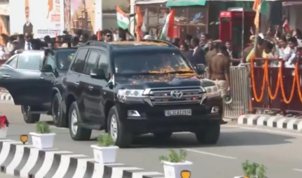 പ്രധാനമന്ത്രി മോദി അയോധ്യ സന്ദർശനം: പ്രധാനമന്ത്രി അയോധ്യയിൽ എത്തി, രാമക്ഷേത്രത്തിൽ പതാക ഉയർത്തുന്നതിന് മുമ്പ് റോഡ് ഷോ