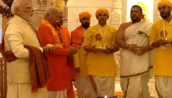 അയോധ്യയിലെ ശ്രീരാമജന്മഭൂമി ക്ഷേത്രത്തിലെ രാം ലല്ല ഗർഭഗൃഹത്തിൽ  പൂജ നടത്തി പ്രധാനമന്ത്രി നരേന്ദ്ര  മോദി.