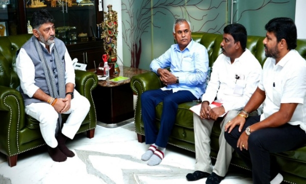 സംസ്ഥാനത്തെ നേതൃമാറ്റ തർക്കങ്ങൾക്കിടയിൽ കർണാടക ഉപമുഖ്യമന്ത്രി ഡി.കെ. ശിവകുമാർ കോൺഗ്രസ് എം.എൽ.എമാരുമായി കൂടിക്കാഴ്ച നടത്തി