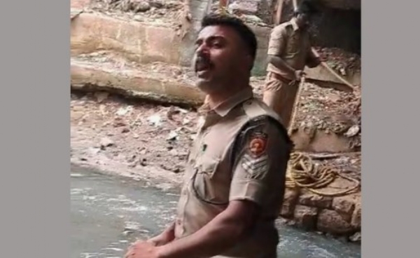 നടക്കുന്നതിനിടെ അബദ്ധത്തിൽ ആമയിഴഞ്ചാൻ തോട്ടിലേക്ക് വീണു, വയോധികന് രക്ഷകരായി ഫയർഫോഴ്സ്