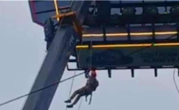 സ്കൈ ഡൈനിങ്ങിൽ കുടുങ്ങിയ വിനോദ സഞ്ചാരികളെ താഴെയെത്തിച്ചു ; കുടുങ്ങിയവരിൽ രണ്ടര വയസ്സുള്ള കുഞ്ഞും സ്കൈ ഡൈനിങ്ങിൽ കുടുങ്ങിയ വിനോദ സഞ്ചാരികളെ താഴെയെത്തിച്ചു ; കുടുങ്ങിയവരിൽ രണ്ടര വയസ്സുള്ള കുഞ്ഞും