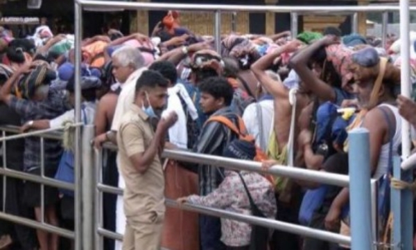ശബരിമലയിൽ ഭക്തജനത്തിരക്ക് തുടരുന്നു; ഇന്നലെ  ദർശനം നടത്തിയത് ഒരു ലക്ഷത്തിനടുത്ത് ഭക്തർ