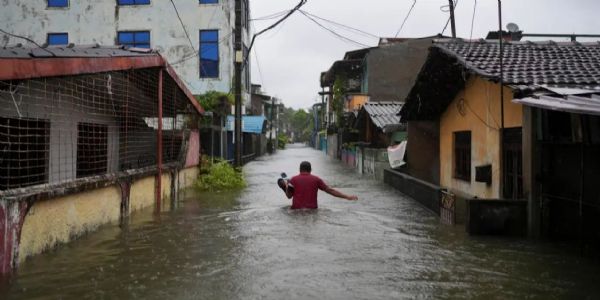 ശ്രീലങ്കയില്‍ നാശം വിതച്ച്‌ ഡിറ്റ് വാ ചുഴലിക്കാറ്റ്:ശ്രീലങ്കയ്ക്ക് താങ്ങായി ഇന്ത്യ; സ്കൂളുകള്‍ക്ക് അവധി പ്രഖ്യാപിച്ച്‌ തമിഴ്നാട്, കേരളത്തിലും ജാഗ്രതാ നിര്‍ദ്ദേശം