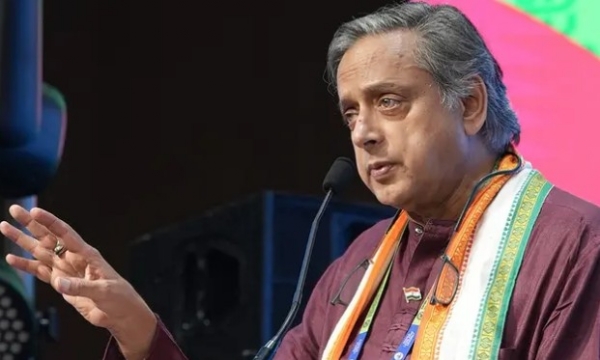 കുടുംബവാഴ്ച ഇന്ത്യൻ ജനാധിപത്യത്തിന് ഭീഷണി; നെഹ്റു കുടുംബത്തിനെതിരെ ആഞ്ഞടിച്ച് ശശി തരൂർ കുടുംബവാഴ്ച ഇന്ത്യൻ ജനാധിപത്യത്തിന് ഭീഷണി; നെഹ്റു കുടുംബത്തിനെതിരെ ആഞ്ഞടിച്ച് ശശി തരൂർ