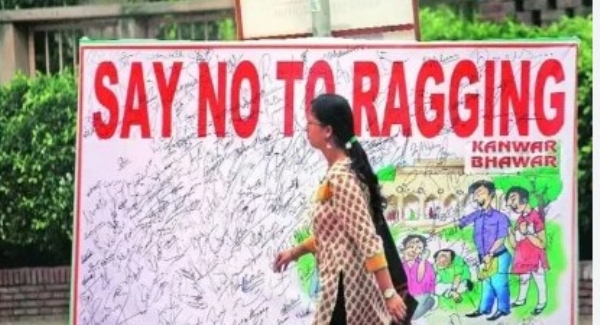 കണ്ണൂർ: റാഗിങ്ങിനെത്തുടർന്ന് സസ്പെൻഷനിലായിരുന്ന വിദ്യാർഥികൾ ; ജൂനിയർ വിദ്യാർഥിയെ തട്ടിക്കൊണ്ടുപോയി ക്രൂരമായി മർദിച്ചെന്നു പരാതി. കണ്ണൂർ: റാഗിങ്ങിനെത്തുടർന്ന് സസ്പെൻഷനിലായിരുന്ന വിദ്യാർഥികൾ ; ജൂനിയർ വിദ്യാർഥിയെ തട്ടിക്കൊണ്ടുപോയി ക്രൂരമായി മർദിച്ചെന്നു പരാതി.