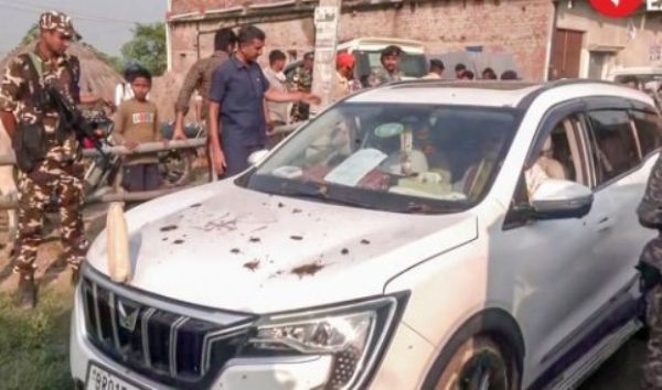 പോളിംഗ് ദിനത്തിൽ ലഖിസരായിയിൽ വെച്ച് ബിഹാർ ഉപമുഖ്യമന്ത്രി വിജയ് സിൻഹയുടെ വാഹനവ്യൂഹത്തിന് നേരെ ആക്രമണം പോളിംഗ് ദിനത്തിൽ ലഖിസരായിയിൽ വെച്ച് ബിഹാർ ഉപമുഖ്യമന്ത്രി വിജയ് സിൻഹയുടെ വാഹനവ്യൂഹത്തിന് നേരെ ആക്രമണം