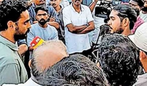 കോഴിക്കോട്: ഓൺലൈൻ ടാക്സികളെ മറ്റു ടാക്സി ഡ്രൈവർമാർ തടഞ്ഞതിനെ തുടർന്നു ഓൺലൈൻ ടാക്സി ഡ്രൈവേഴ്സ് യൂണിയൻ പ്രതിഷേധ കൂട്ടായ്മ നടത്തി. കോഴിക്കോട്: ഓൺലൈൻ ടാക്സികളെ മറ്റു ടാക്സി ഡ്രൈവർമാർ തടഞ്ഞതിനെ തുടർന്നു ഓൺലൈൻ ടാക്സി ഡ്രൈവേഴ്സ് യൂണിയൻ പ്രതിഷേധ കൂട്ടായ്മ നടത്തി.