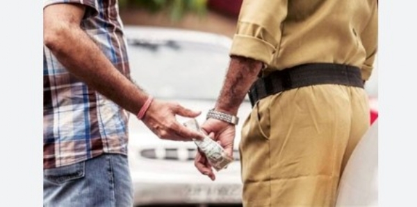 കണ്ണൂർ ∙ ചെങ്കൽ ക്വാറി ഉടമയിൽനിന്ന് കൈക്കൂലിയായി ഫ്രിജ് വാങ്ങിയ പൊലീസ് ഉദ്യോഗസ്ഥനെതിരെ നടപടിക്ക് നീക്കം കണ്ണൂർ ∙ ചെങ്കൽ ക്വാറി ഉടമയിൽനിന്ന് കൈക്കൂലിയായി ഫ്രിജ് വാങ്ങിയ പൊലീസ് ഉദ്യോഗസ്ഥനെതിരെ നടപടിക്ക് നീക്കം