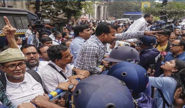 കൊൽക്കത്തയിലും മറ്റ് പ്രദേശങ്ങളിലും ശക്തമായ പ്രതിഷേധം സംഘടിപ്പിച്ചു BLO-കൾ ; തിരഞ്ഞെടുപ്പ് കമ്മീഷൻ ഓഫീസിലേക്ക് ഇരച്ചുകയറാൻ ശ്രമം കൊൽക്കത്തയിലും മറ്റ് പ്രദേശങ്ങളിലും ശക്തമായ പ്രതിഷേധം സംഘടിപ്പിച്ചു BLO-കൾ ; തിരഞ്ഞെടുപ്പ് കമ്മീഷൻ ഓഫീസിലേക്ക് ഇരച്ചുകയറാൻ ശ്രമം