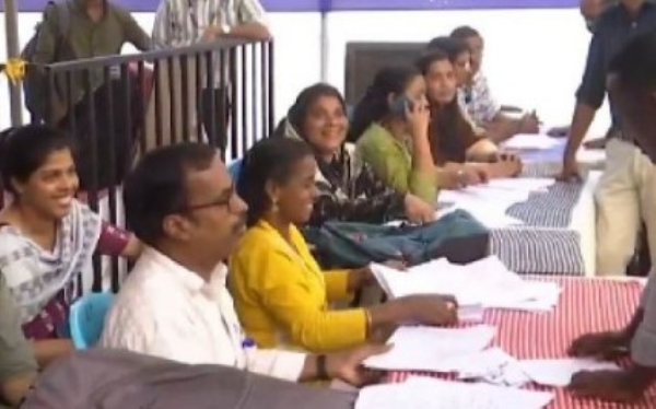 നാളെ വോട്ടെടുപ്പിലേയ്ക്ക് നീങ്ങുന്ന വടക്കന് കേരളത്തില് പോളിങ് സാമഗ്രഹികള് വിതരണം ചെയ്തു നാളെ വോട്ടെടുപ്പിലേയ്ക്ക് നീങ്ങുന്ന വടക്കന് കേരളത്തില് പോളിങ് സാമഗ്രഹികള് വിതരണം ചെയ്തു