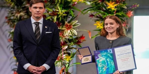 മച്ചാഡോയ്ക്കായി നൊബേല്‍ സമ്മാനം ഏറ്റുവാങ്ങി മകള്‍; ആദര സൂചകമായി ഓസ്ലോയില്‍ പന്തംകൊളുത്തി പ്രകടനം